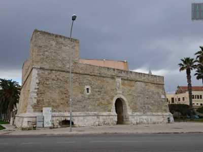 In quell�anno infatti i baresi occuparono e rasero al suolo la torre-castello fatta erigere dall�odiato principe di Taranto Giannantonio Orsini del Balzo, divenuto duca di Bari nel 1440 sotto gli Angioini